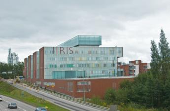 Iiris-keskus kuvattuna Itäväylältä.